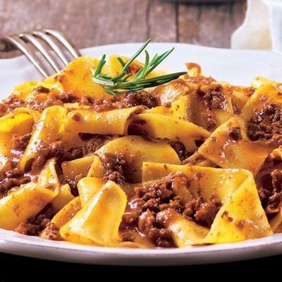 Pappardelle z ragujem iz jelenjega mesa Predjedi/Svaljki in polnjene testenine Pappardelle z ragujem iz jelenjega mesa bofrost